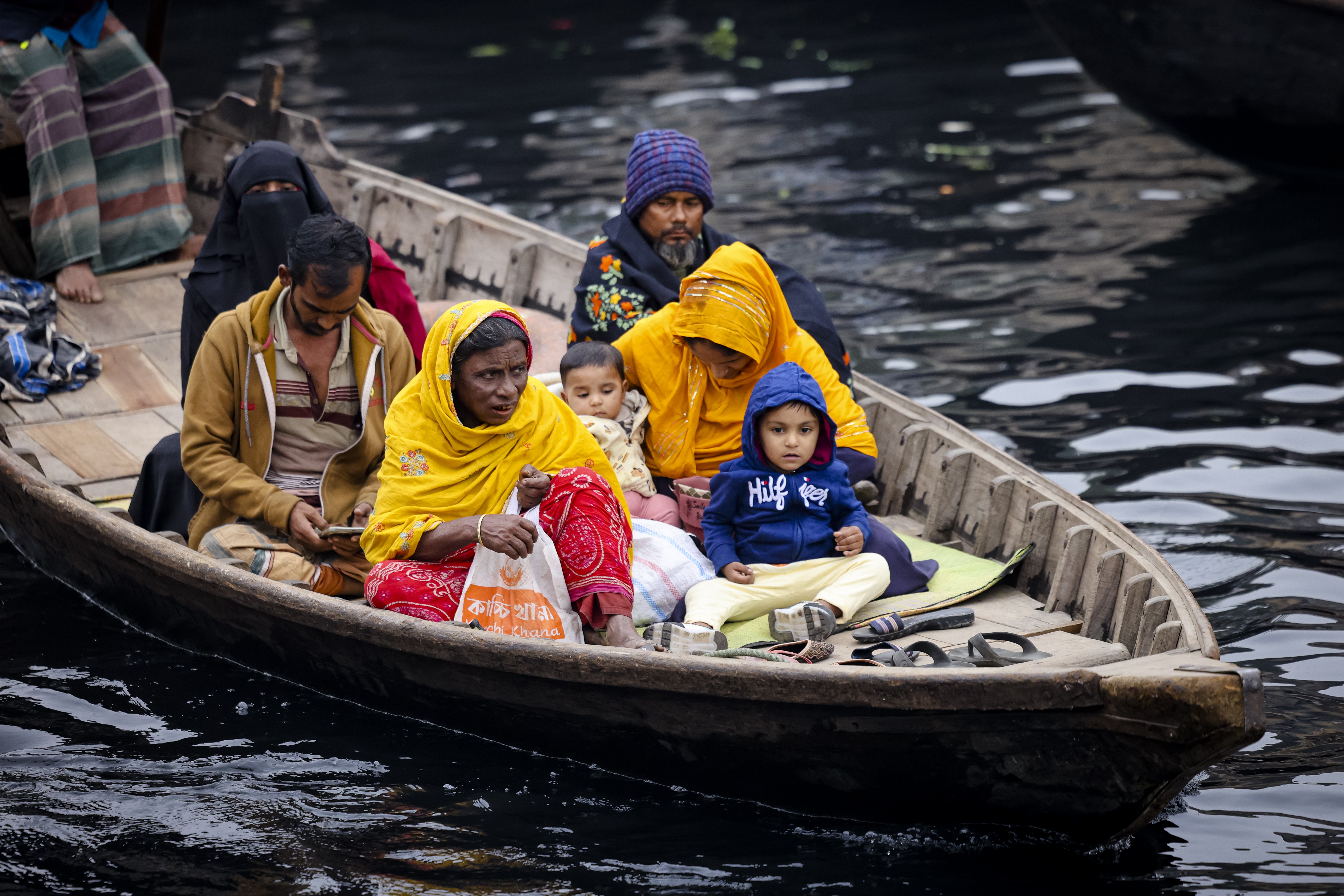 রাজধানীতে তীব্র শীত, জবুথবু শিশুরা