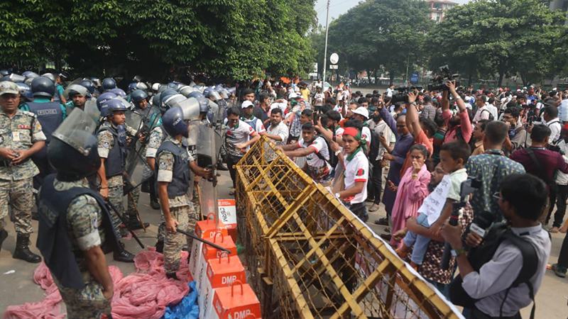‘রণক্ষেত্র’ মানিক মিয়া অ্যাভিনিউ, ধাওয়া-পাল্টা ধাওয়া (ফটো স্টোরি)