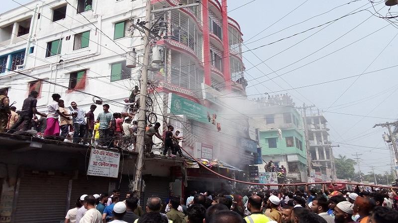চার ঘণ্টার চেষ্টায় ভবনের আগুন নিয়ন্ত্রণে, এক নারীর  মৃত্যু