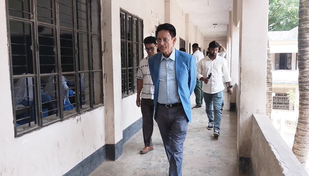 মানিকগঞ্জে আকস্মিক কেন্দ্র পরিদর্শনে শিক্ষামন্ত্রী