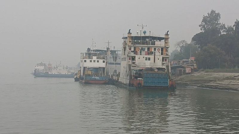 ঘন কুয়াশায় দুই নৌরুটে ফেরি চলাচল বন্ধ, অপেক্ষমাণ তিন শতাধিক যানবাহন