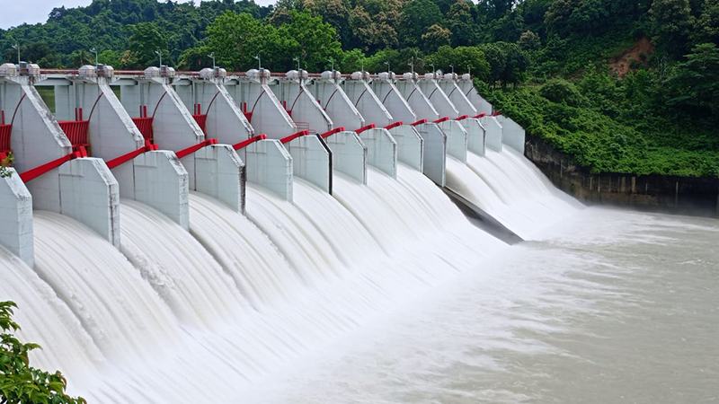কাপ্তাই হ্রদে বাড়ছে পানির চাপ, আড়াই ফুট খুলল জলকপাট