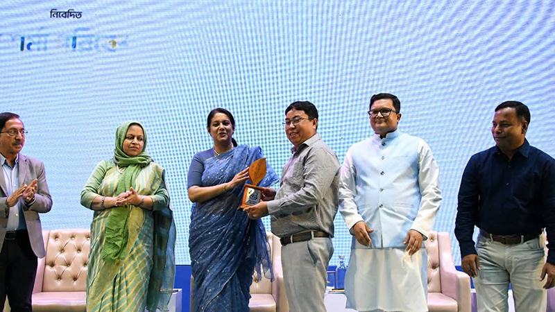 দ্বিজেন শর্মা পরিবেশ পদক পেলেন রাঙামাটির সবুজ চাকমা