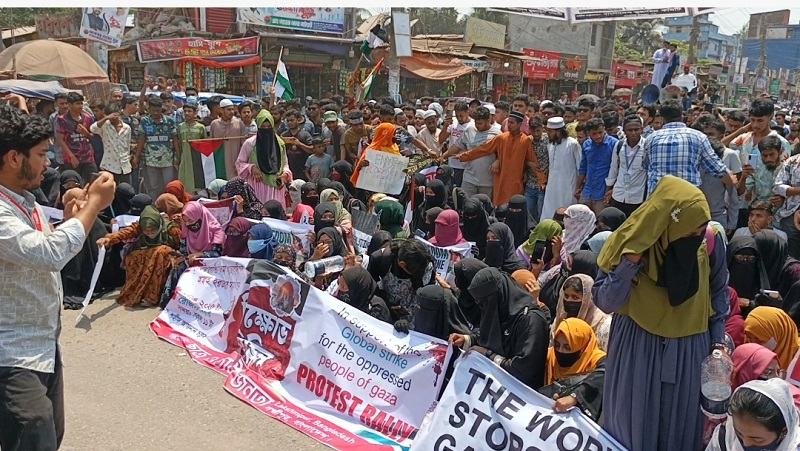 ফিলিস্তিনে হত্যার প্রতিবাদে লক্ষ্মীপুরে সড়ক অবরোধ করে বিক্ষোভ