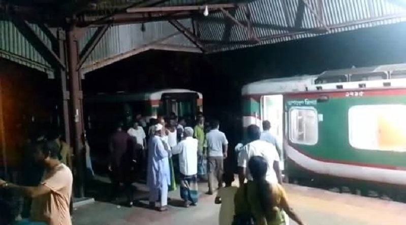গাইবান্ধায় বুড়িমারী এক্সপ্রেসের হুক ছিঁড়ে ইঞ্জিন থেকে বগি বিচ্ছিন্ন