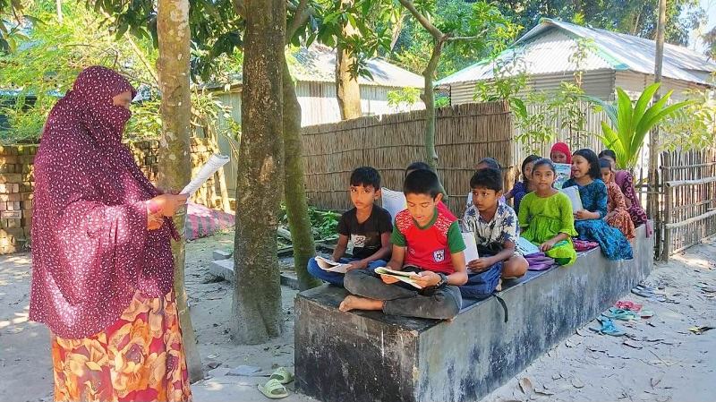 স্কুলে যাওয়ার পথ বন্ধ, উপায় না পেয়ে গাছতলায় পাঠদান