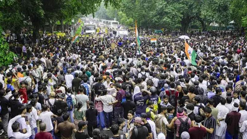 ভারতজুড়ে ককরোচ পার্টির বিক্ষোভের ডাক