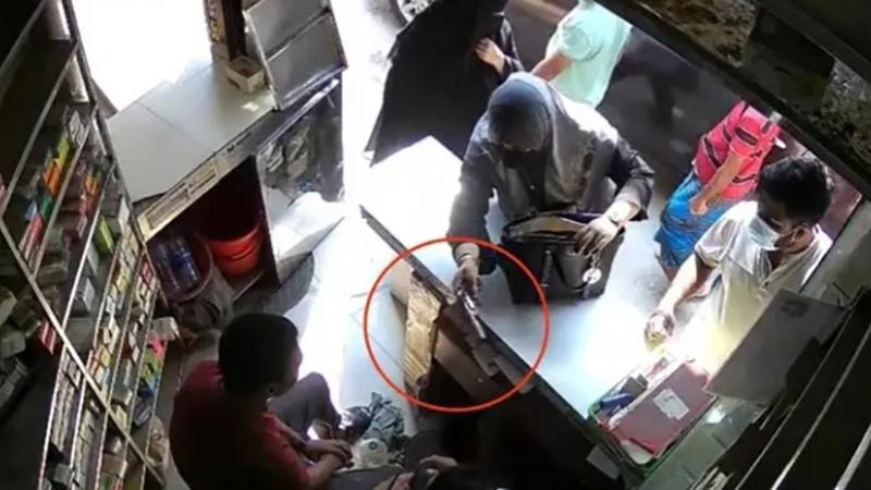 ভ্যানিটি ব্যাগ থেকে পিস্তল বের করে যুবলীগ নেতার স্ত্রীর হুমকি