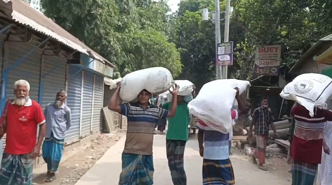 রৌমারীতে ডিলারের গুদাম ভেঙে শতাধিক বস্তা সার নিয়ে গেলেন কৃষকেরা