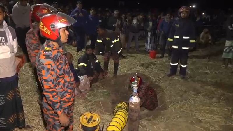 রাজশাহীতে দুই বছরের শিশু ৫০ ফুট গভীর গর্তে, অক্সিজেন দিচ্ছে ফায়ার সার্ভিস
