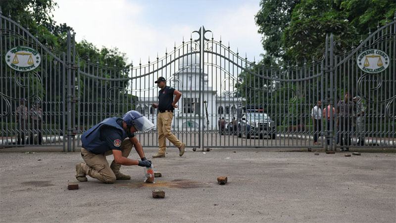 সুপ্রিম কোর্টের মূল ফটকের সামনে ককটেল বিস্ফোরণ