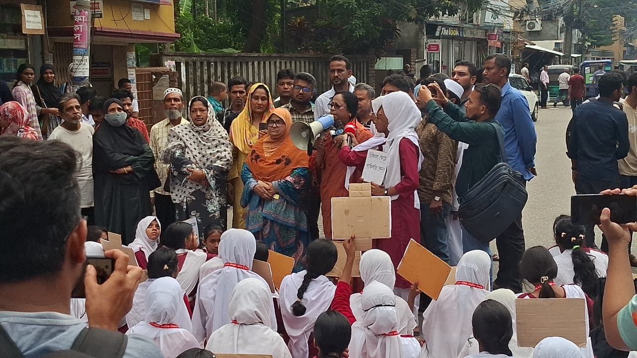 বরিশালের সড়কে স্কুলছাত্রী নিহতের প্রতিবাদে সহপাঠীদের বিক্ষোভ
