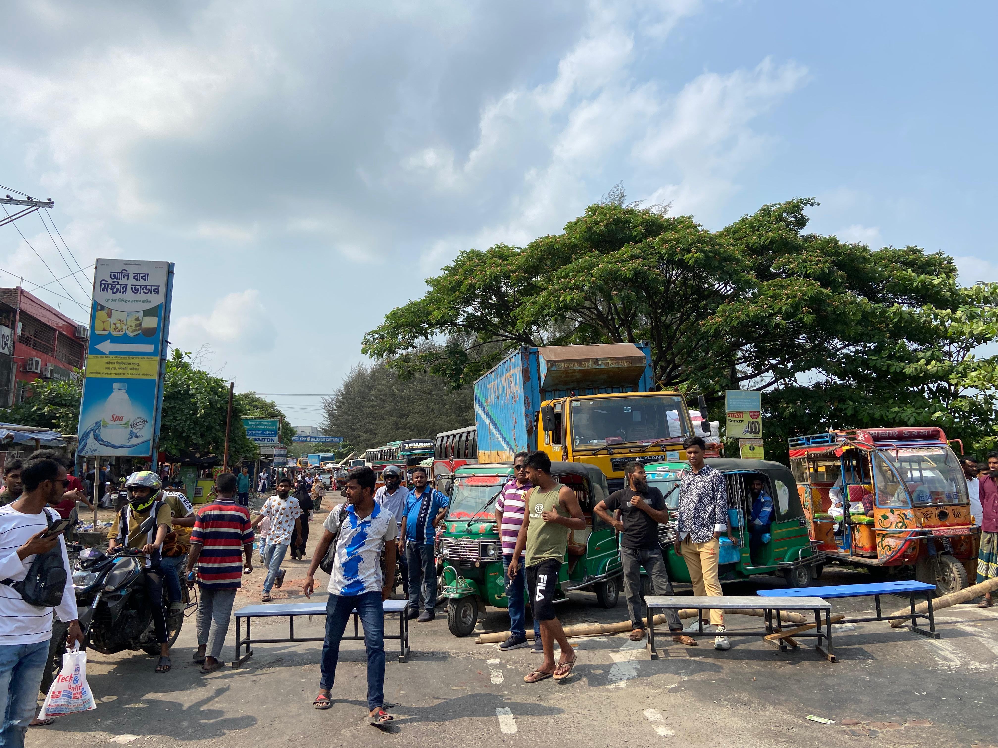 ৪ দাবিতে ববি শিক্ষার্থীদের মহাসড়ক অবরোধ