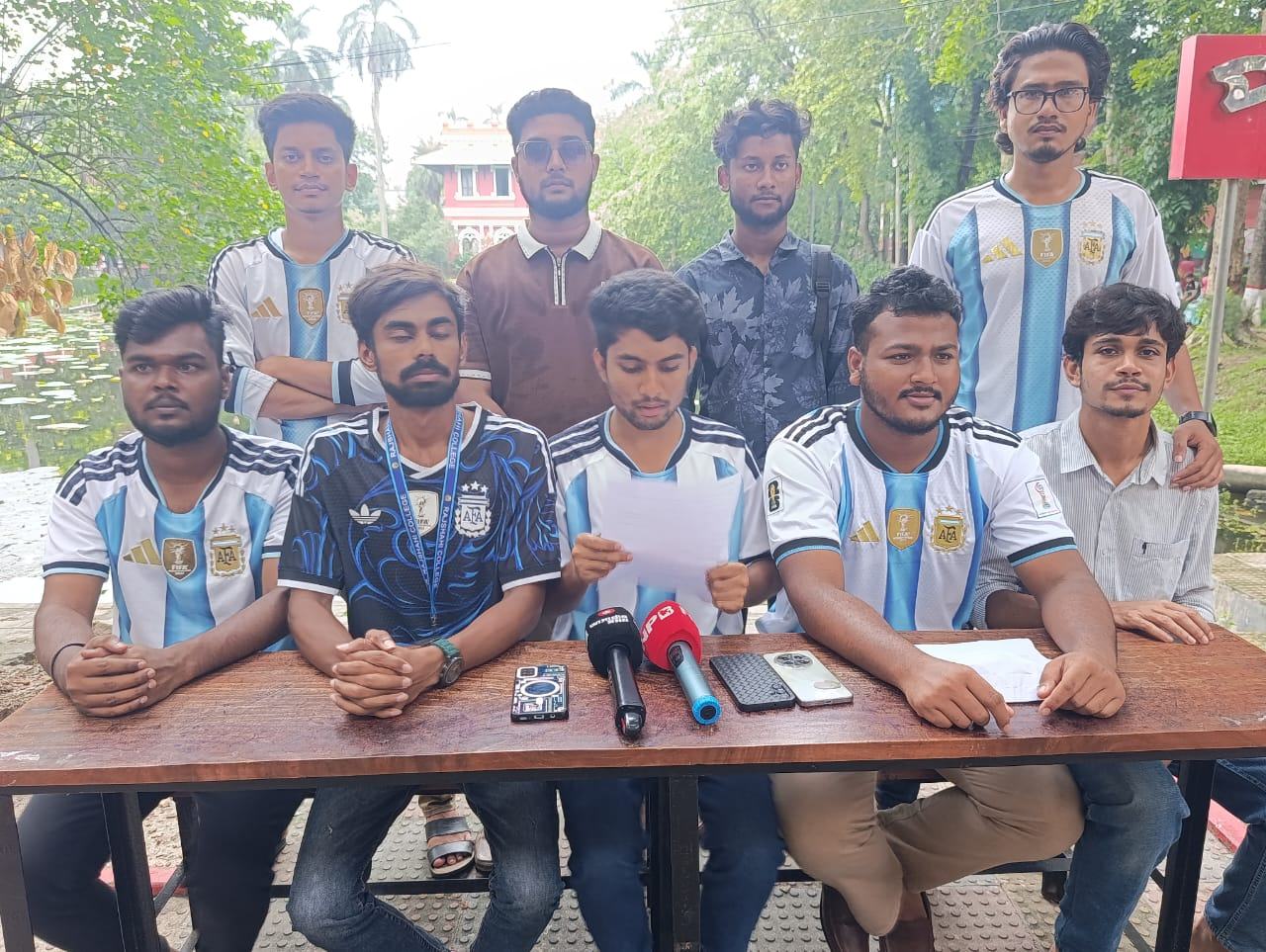 আর্জেন্টিনা সমর্থকের ছবিতে ব্রাজিলের জার্সি: জড়িতদের শনাক্তে তদন্তের দাবি