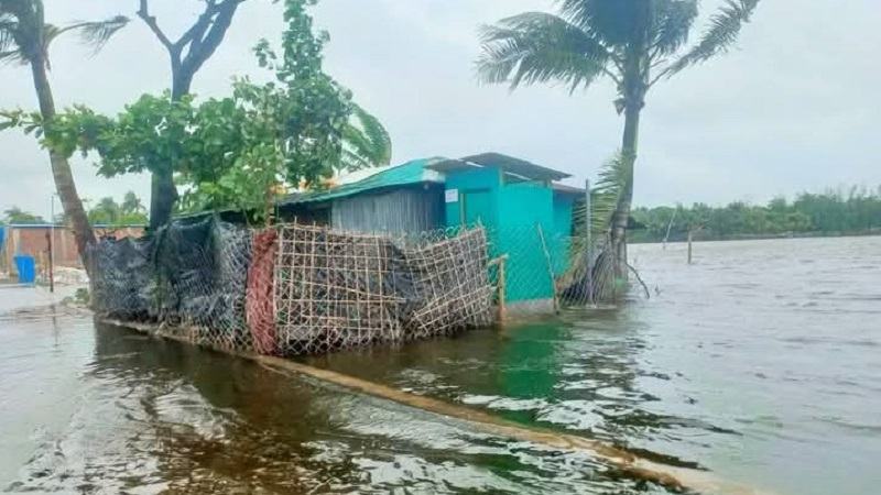 সেন্টমার্টিনের চারপাশে ভাঙন, তলিয়ে গেছে অর্ধশতাধিক ঘরবাড়ি