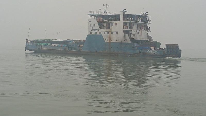 ঘন কুয়াশায় ১৫ ঘণ্টা বন্ধ থাকার পর চার নৌরুটে ফেরি চলাচল শুরু