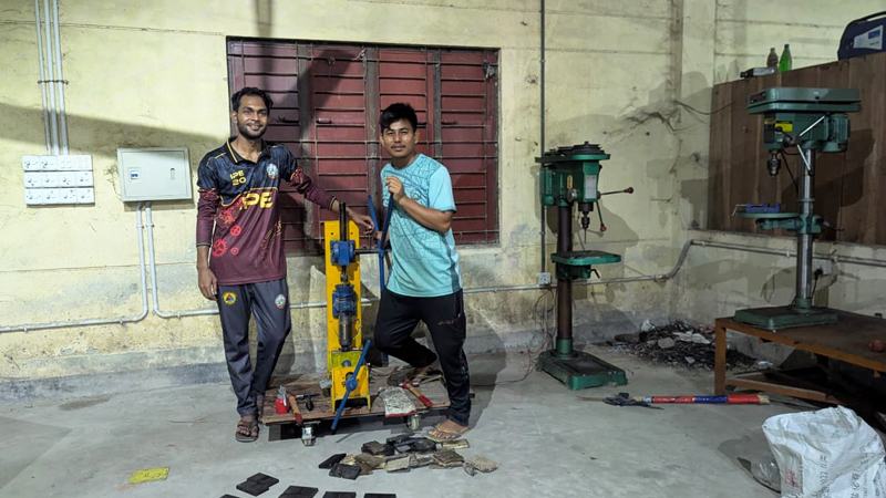 প্লাস্টিক বর্জ্য ও কৃষিজ অবশিষ্টাংশে কম্পোজিট টাইলস তৈরি যবিপ্রবির শিক্ষার্থীদের