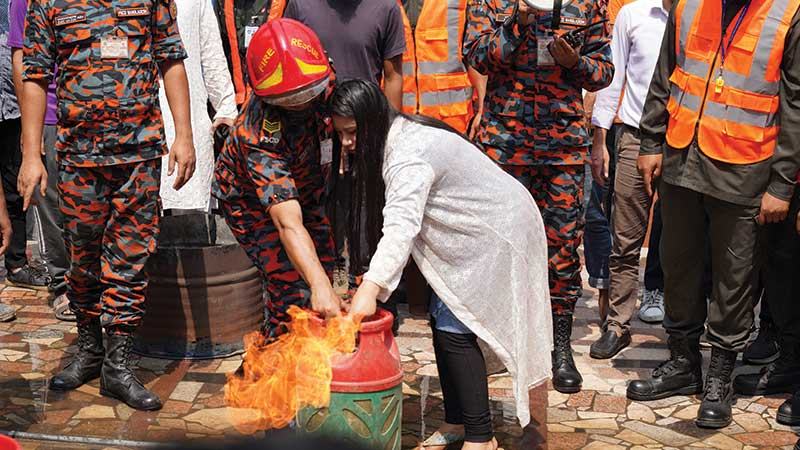 এনএসইউতে অগ্নিনির্বাপণ মহড়া