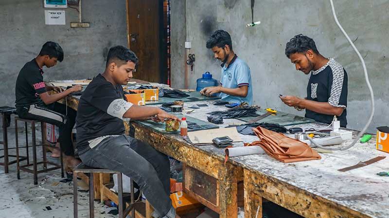 ঘুরে দাঁড়ানোর চেষ্টায় চামড়া শিল্পের ক্ষুদ্র ও মাঝারি উদ্যোক্তারা