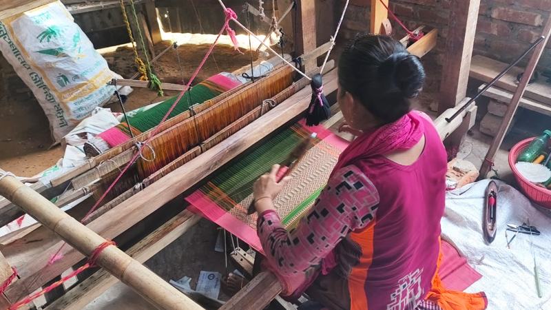 সুতোয় স্বপ্ন বুনেন পাহাড়ি নারীরা