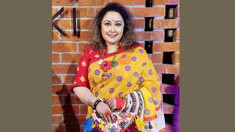 টিএসসিতে গাইলেন লোপা...