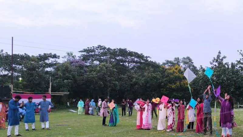 ঘুড়ির ডানায় শৈশবের স্বপ্ন