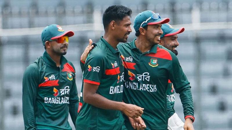 অস্ট্রেলিয়ার বিপক্ষে দলে তিন শীর্ষ পেসার