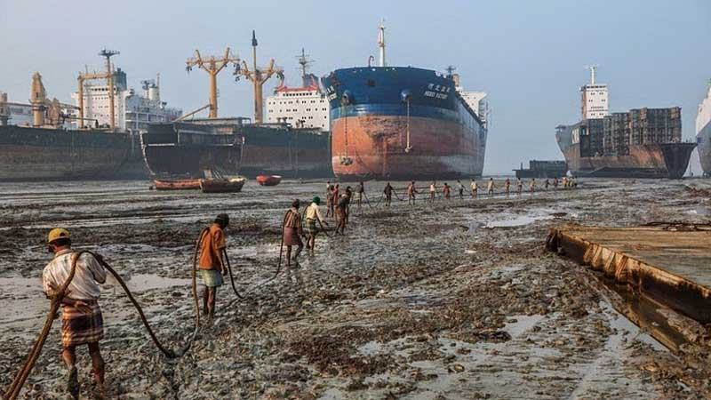 সীতাকুণ্ডে শিপ ব্রেকিং ইয়ার্ডে বিষাক্ত গ্যাস লিকেজ, নিহত ৩