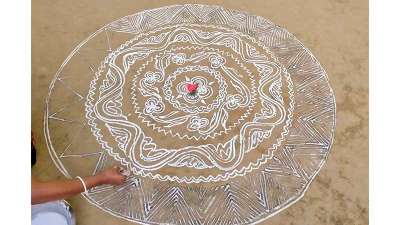 নয়া চালের গুঁড়িতে জুড়ায় পৌষ-উঠানের মেউয়া