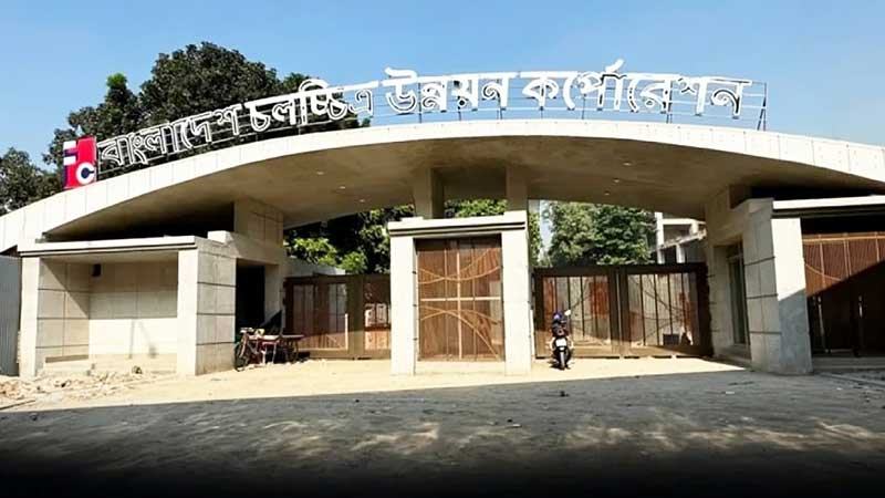 তিন সিনেমার শুটিংয়ে প্রাণবন্ত এফডিসি