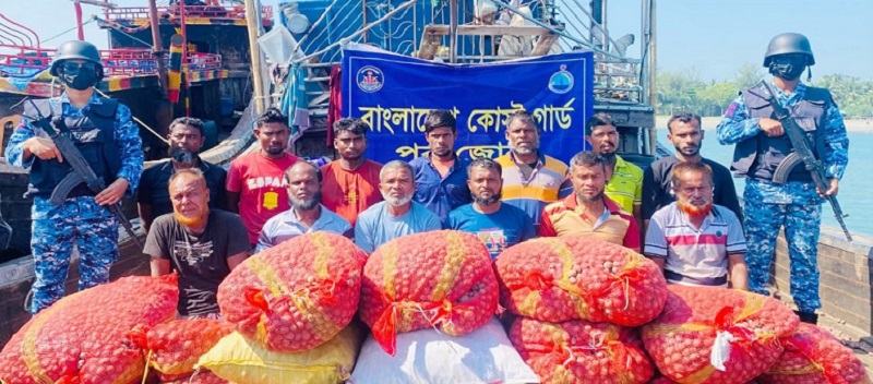 মিয়ানমারে পাচারের সময় খাদ্য ও নির্মাণসামগ্রীসহ আটক ১৫