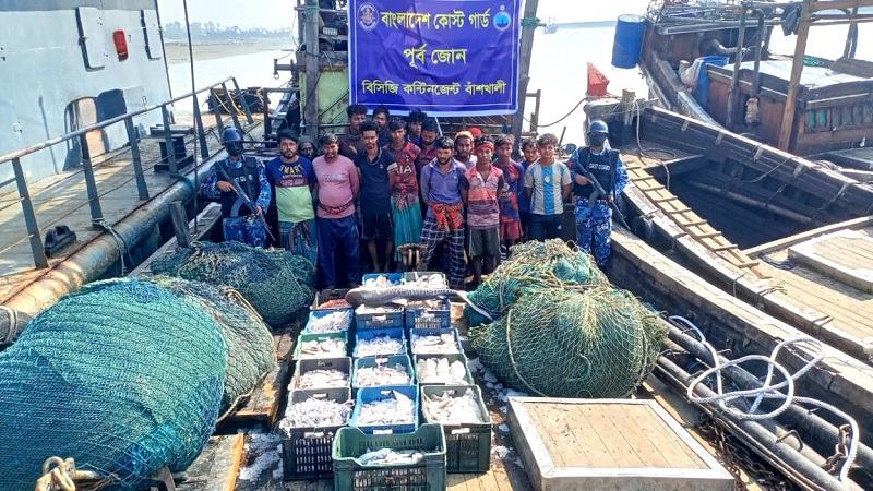 বাঁশখালীতে কোস্ট গার্ডের অভিযানে অবৈধ ট্রলিং বোটসহ ১৬ জেলে আটক