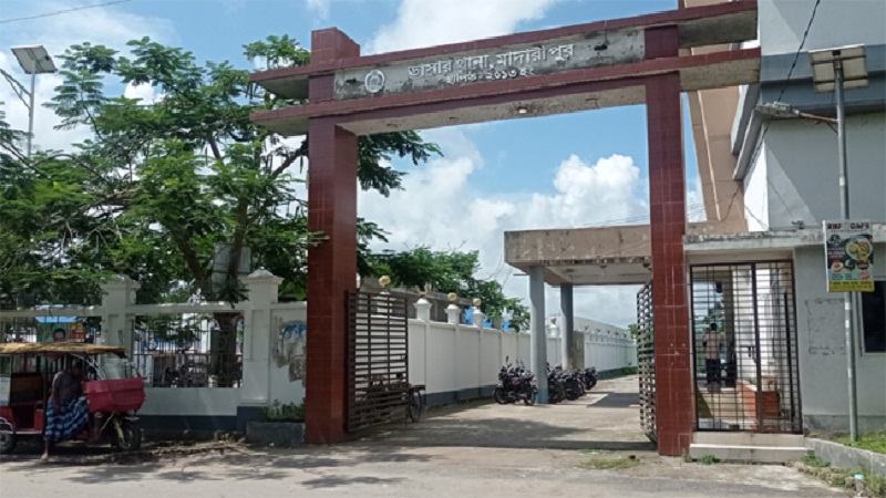 মাদারীপুরের ভ্যানের নিয়ন্ত্রণ হারিয়ে চালক নিহত