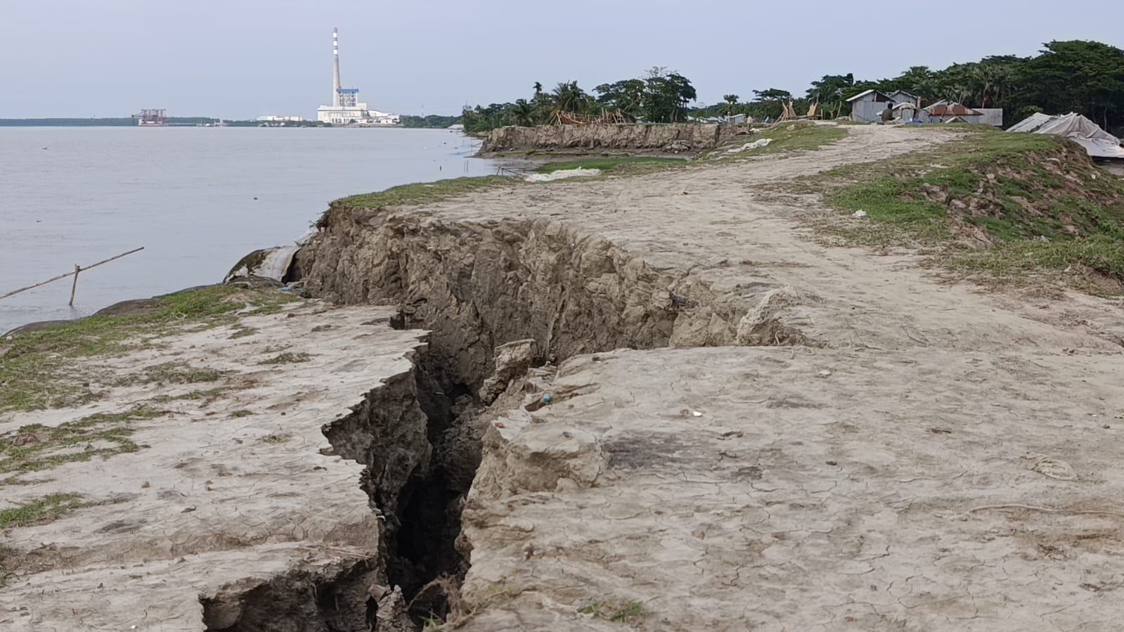 বরগুনার তালতলীতে বেড়িবাঁধে ভয়াবহ ফাটল, ঝুঁকিতে ১৫ গ্রামের মানুষ