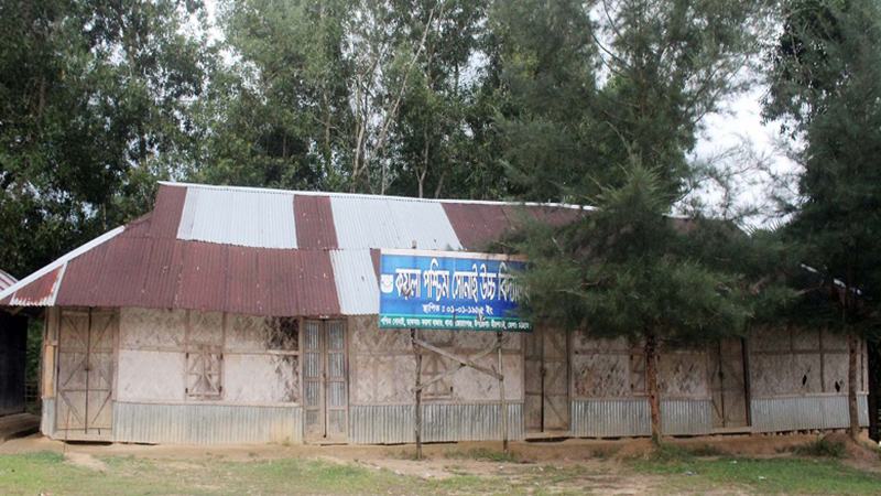 ভাঙা বেড়া, পাঠদানের সময় ঢোকে সাপ-পোকামাকড়