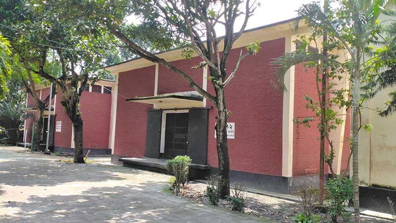 সিরাজগঞ্জে ৬০ বছরের  পুরনো গুদামে রাখা হচ্ছে  সরকারি খাদ্যশস্য