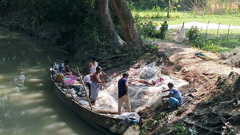 ইলিশ ধরার প্রস্তুতিতে সরগরম মেঘনার পার