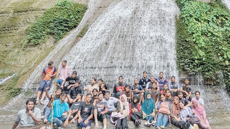 পাহাড়ি পথ পেরিয়ে নাপিত্তাছড়া ঝরনায়