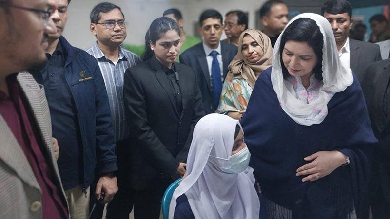 ভাসানটেকে অগ্নিকাণ্ডে ক্ষতিগ্রস্তদের পাশে ডা. জুবাইদা রহমান