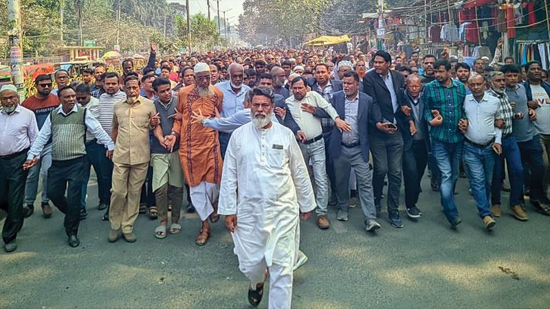 ভোট পুনর্গণনার দাবিতে ৩ বিএনপি প্রার্থী ও সমর্থকদের বিক্ষোভ, ডিসি অফিস ঘেরাও