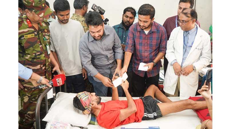আহত ১২২ জনের মাঝে অনুদানের চেক বিতরণ