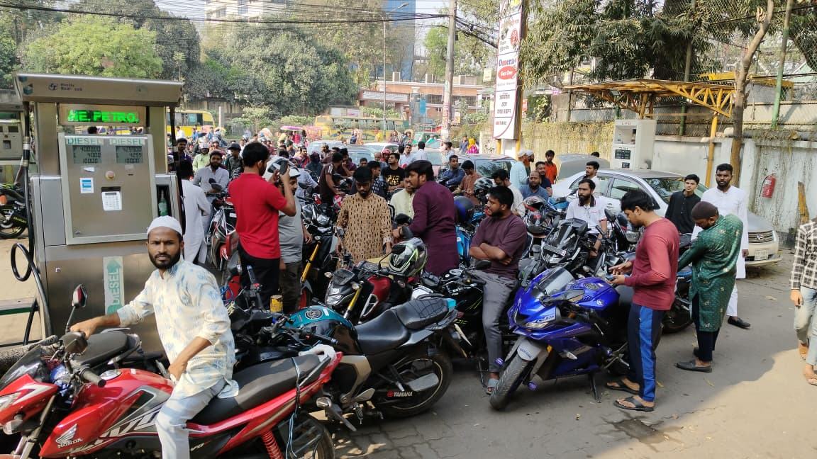 শুক্রবারে পেট্রোলপাম্পে তীব্র ভিড়, জ্বালানি তেল সংগ্রহে ঘণ্টার পর ঘণ্টা অপেক্ষা