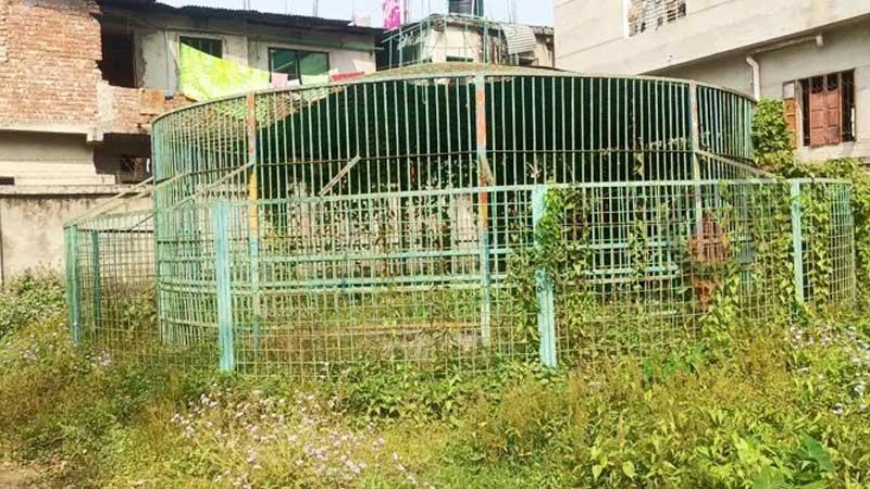 জঙ্গলে ঢাকা পড়ছে খাঁচা, পরিত্যক্ত পড়ে আছে জমি