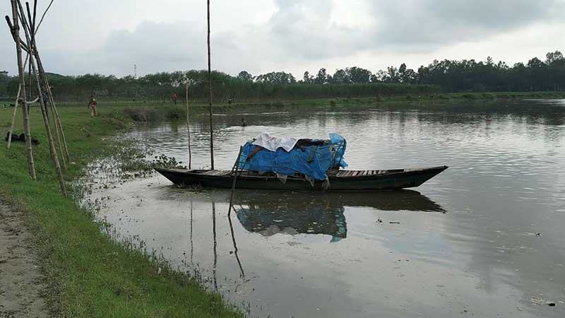 নদীতে নাব্য সংকটে থেমেছে নৌকাবাইচ