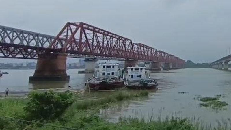 মেঘনায় অবৈধ বালি উত্তোলন, তিতাস ভরাট করে ব্যবসা