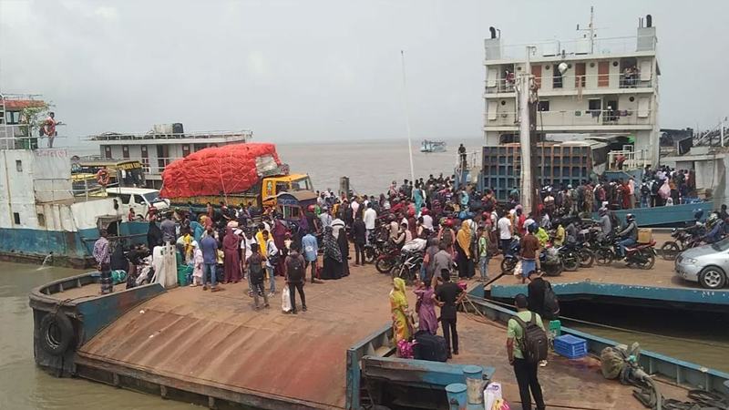 ঈদের ফিরতি যাত্রায় চাপ বেড়েছে পাটুরিয়া ঘাটে