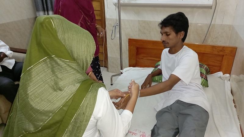 নওগাঁয় বৈষম্যবিরোধী ছাত্র আন্দোলনের এক নেতাসহ দুই শিক্ষার্থীর ওপর হামলা, আটক ৩