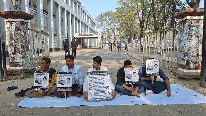 রিটার্নিং কর্মকর্তার কার্যালয়ের সামনে এমপি প্রার্থীর অনশন