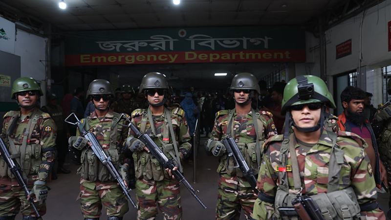 ওসমান হাদি গুলিবিদ্ধ : ঢামেকে সেনাবাহিনী ও পুলিশের কঠোর নিরাপত্তা