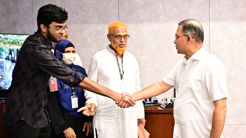 প্রধানমন্ত্রীর সঙ্গে সাক্ষাৎ করলেন আবরার ফাহাদের পরিবারের সদস্যরা